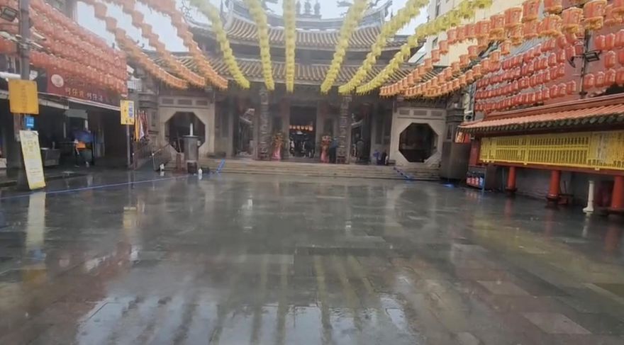影/暴雨轟炸彰化！鹿港天后宮慘成「池塘」供桌全泡水　廟方憂：20年一遇今年就來2次