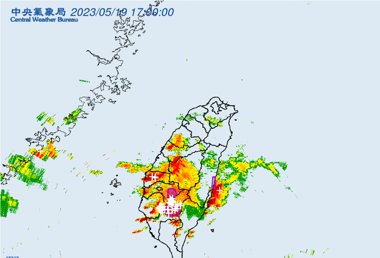 雷雨衝到台南、高雄發威！豪雨特報擴大至16縣市　注意山區雷擊
