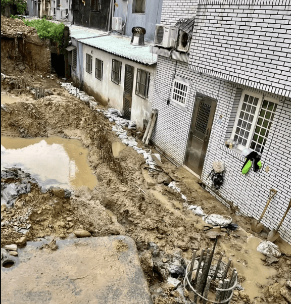 暴雨炸新竹！社宅工地又惹禍　黃泥水衝進民宅淹70公分
