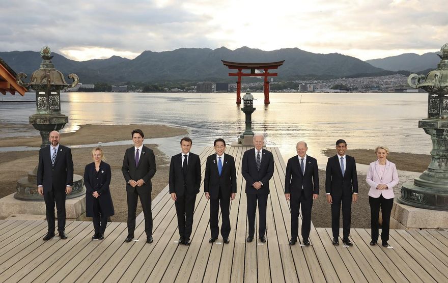 魅力外交！英相蘇納克穿廣島鯉魚隊襪子赴宴　岸田文雄驚喜笑開懷