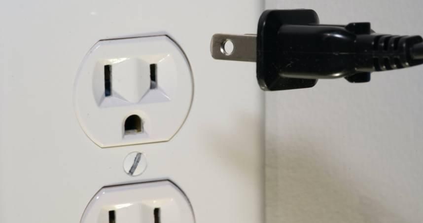 插座孔「口吐綠沫」怎麼辦？台電授「3招」避免短路走火釀災
