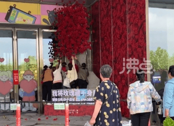 影/玫瑰花也不放過？大媽哄搶商場520情人節裝飾　網傻眼：跟土匪沒兩樣