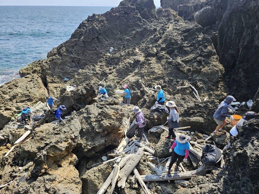 影/墾丁龍坑崩崖峽谷地形難清理　墾管處邀山難救助協會清出500公斤垃圾