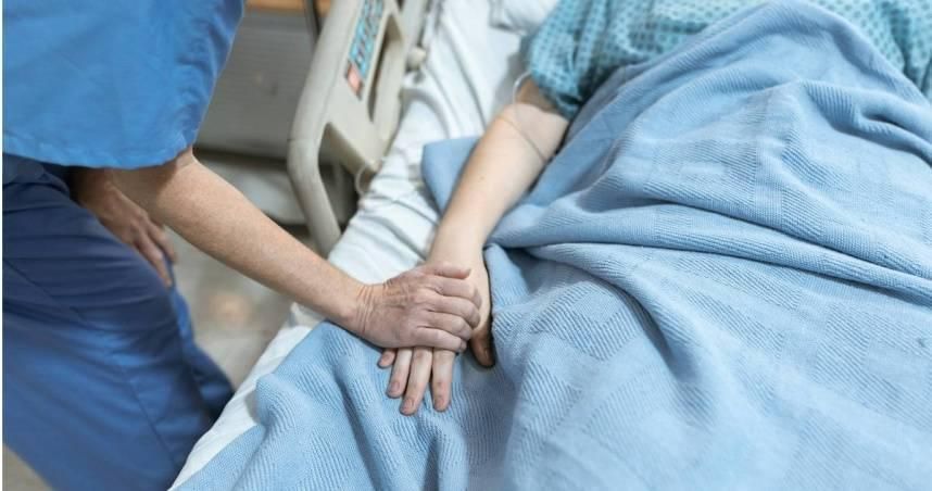 加護病房見「阿嬤病床起身」　護理師驚呼：她幾天前已過世