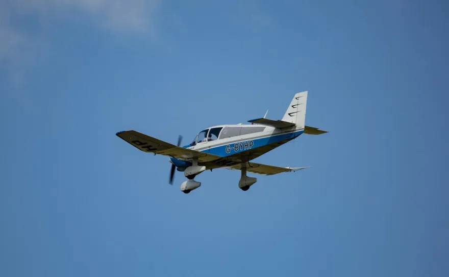 影/美德州小飛機失事栽進商場停車區起火　飛行員當場喪生目擊民眾嚇壞