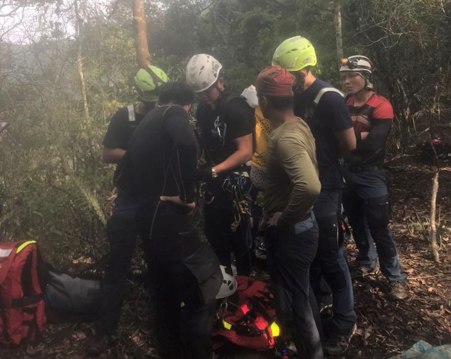 快訊/飛龍瀑布溯溪被沖走！5人受困峭壁「全數獲救」　傳1死4失聯搜救中