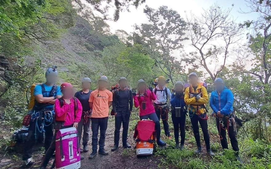 影/飛龍瀑布空拍搜救！確認2死3失聯　1女掛山壁、1男陳屍深潭