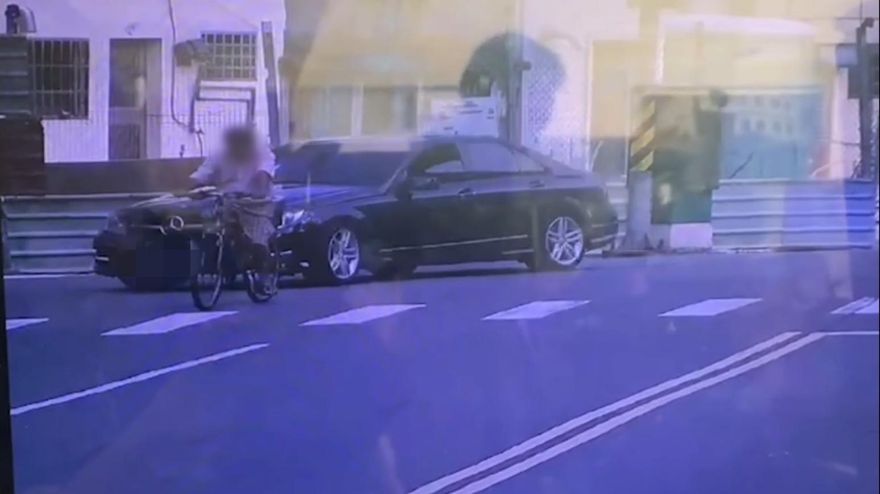 單車伯騎太慢！暴躁男亮西瓜刀理論未果　狂揍推倒他