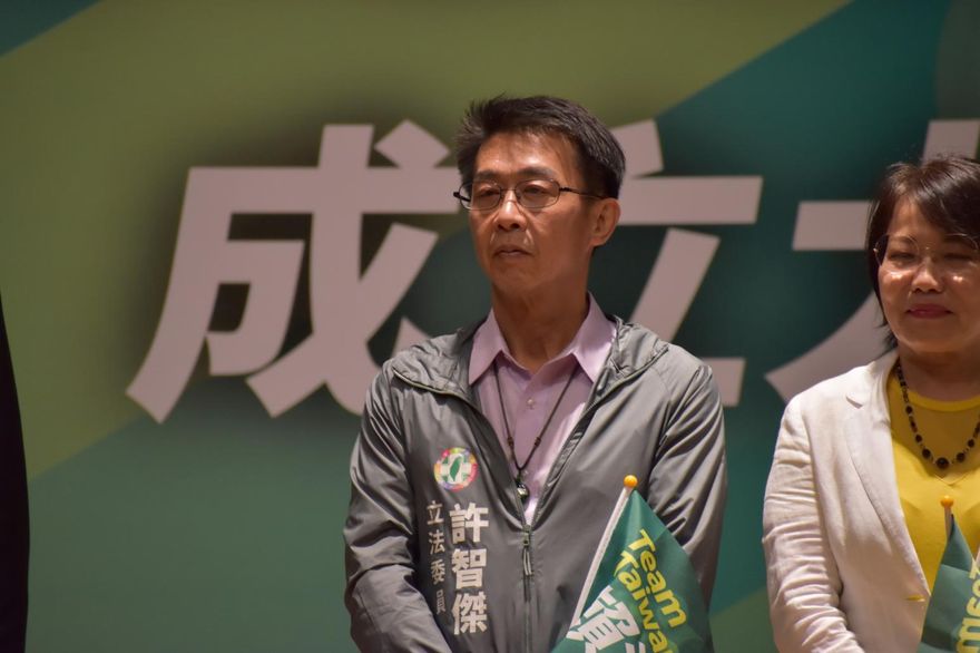 鍾易仲贏藍營鳳山立委初選！力拚高雄破蛋　3連霸許智傑說話了