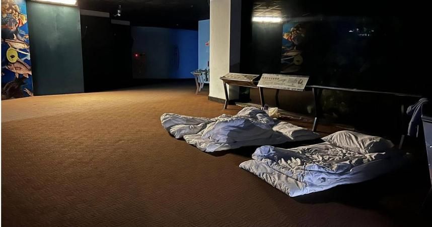 夜宿海生館　「鋪床看魚」結果一片黑…工作人員回「魚也要休息」