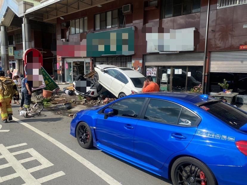 影/碰！男駕駛高速自撞路邊車輛「多車遭撞翻」　現場凌亂宛如「戰場」