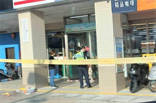 影/屏東版超商浩克？他拿店內商品沒結帳　還持剪刀刺店員太陽穴「詭異狂笑」