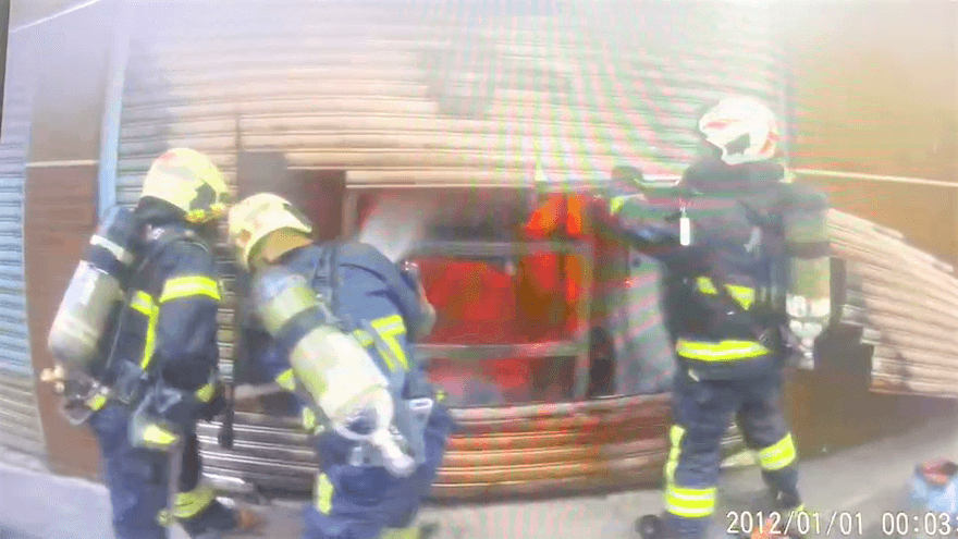 影/嘉市某住宅大樓火警！5人一度受困　警消出動雲梯車「破壞鐵窗」通通救下