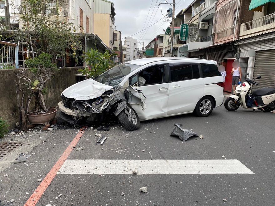 酒駕撞爆電線桿！男大生遭法辦　車頭全毀畫面曝