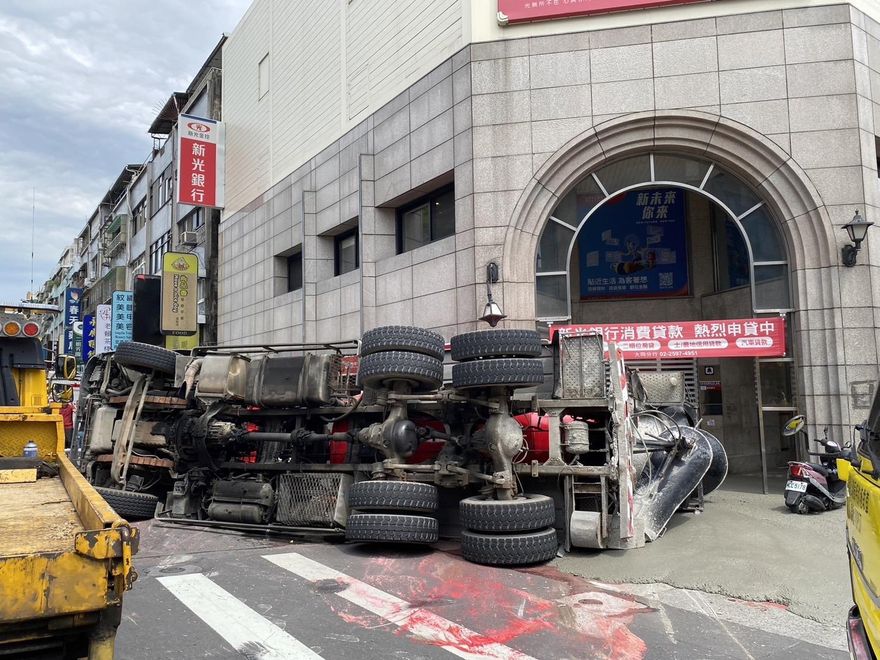 影/北市水泥預拌車失控翻覆　水泥傾瀉而出駕駛受困