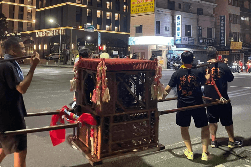 城隍大駕夜巡扛轎人突嘔吐！橋下「祭煞」驚見一排老舊婚紗照　專家曝跟轎2大禁忌