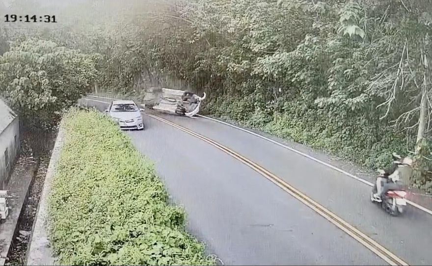 影/彰化警南投山路變身路版浩克　連續追撞害前車「翻肚」還下車狂嗆