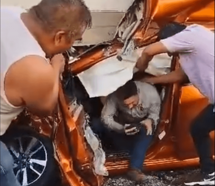 影/真命大！小客車慘被大車壓扁　駕駛竟毫髮無傷走出來