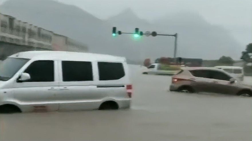 影/「車都要浮起來了」！雨彈狂轟廣西桂林　多地淹水371間學校停課