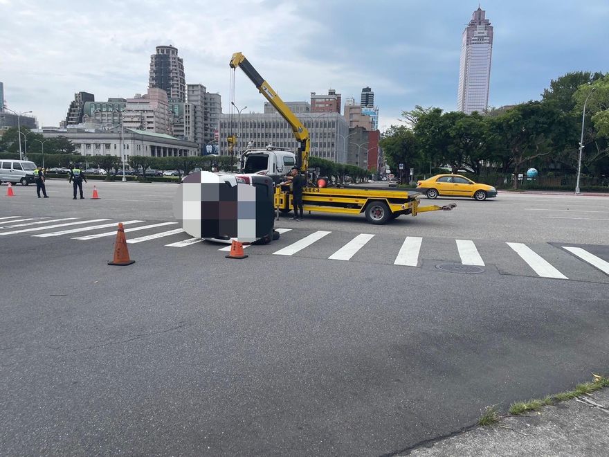 快訊/總統府前出車禍！　客貨車違規駕駛釀2傷