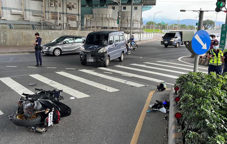 快訊/拖鞋卡在車頭！新莊小貨車對撞機車　29歲騎士遭撞飛命危