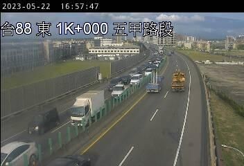 快訊/下班注意！國道1五甲系統交流道「5車追撞」　台88線「紫爆」變停車場
