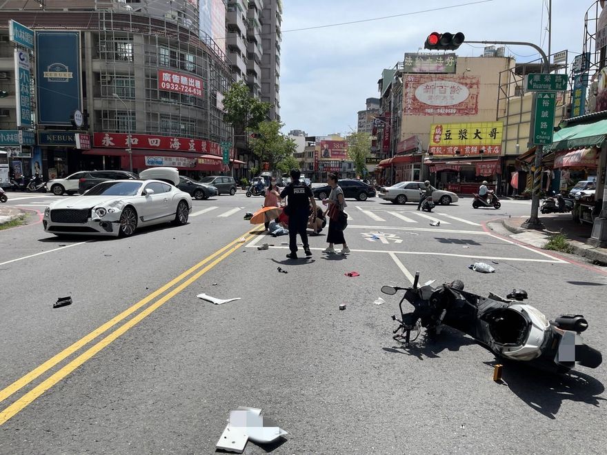 快訊/高雄男大生騎車跟公車後方！左轉撞賓利　當場噴飛、送醫搶救中