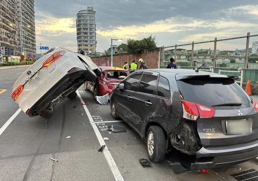26歲男凌晨駕車恍神衝撞孤翹輪　路邊停車格3車無辜遭波及