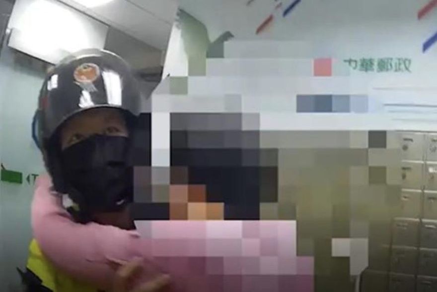 影/哭哭！接網路購物客服詐騙慘噴4萬　警及時攔阻再匯款她給女警抱抱