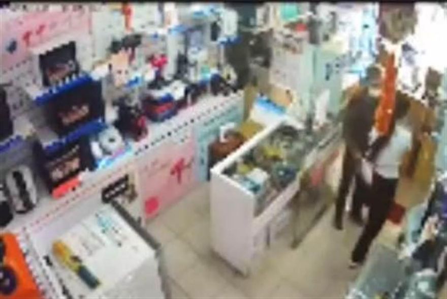 「有沒有賣人?」色翁拍屁屁調戲人妻店員　她拿影片怒告竟不起訴