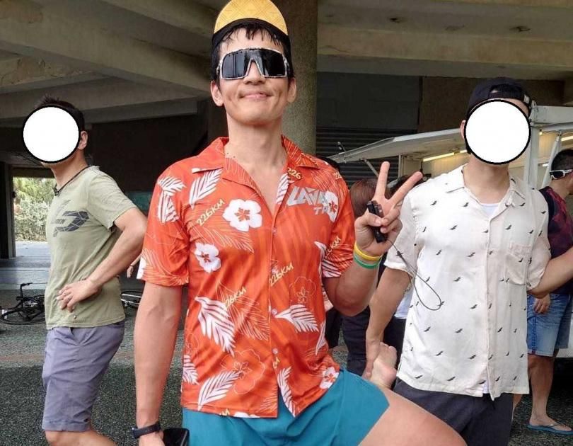 捕獲野生楊一展！吃鍋貼被認出　拿對方手機「彎腰自拍」超寵粉