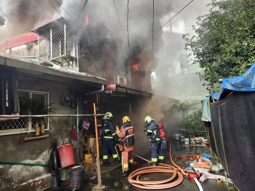 快訊/淡水民宅火警竄火舌！屋主兒洗澡中緊急逃生
