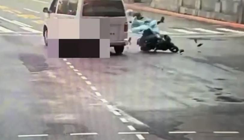 影/救護車載病患鳴笛闖紅燈　機車騎士被擊落骨折送醫