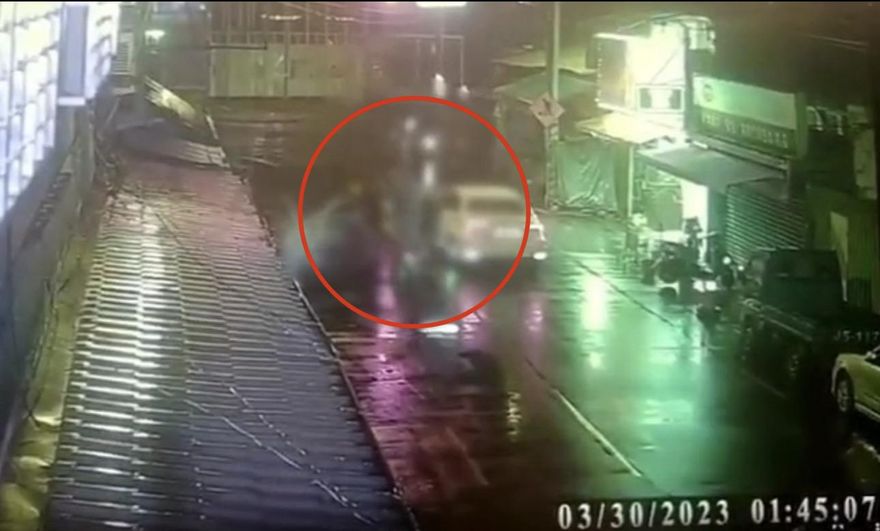 影/新北情侶半夜路邊吵架　運將路口等紅燈無故遭殃被扁