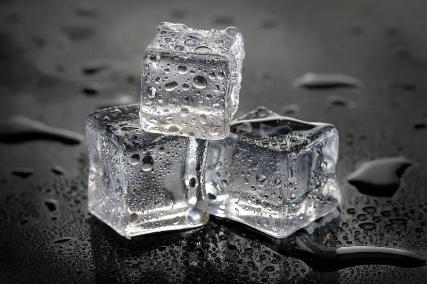 酷暑可以直接「喝冰水」？醫師 : 恐增加中風 、心絞痛血管疾病風險