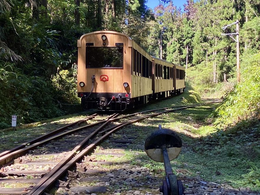 阿里山「福森號」試車出軌意外！車輪壓到石頭惹禍　導致連接器損壞