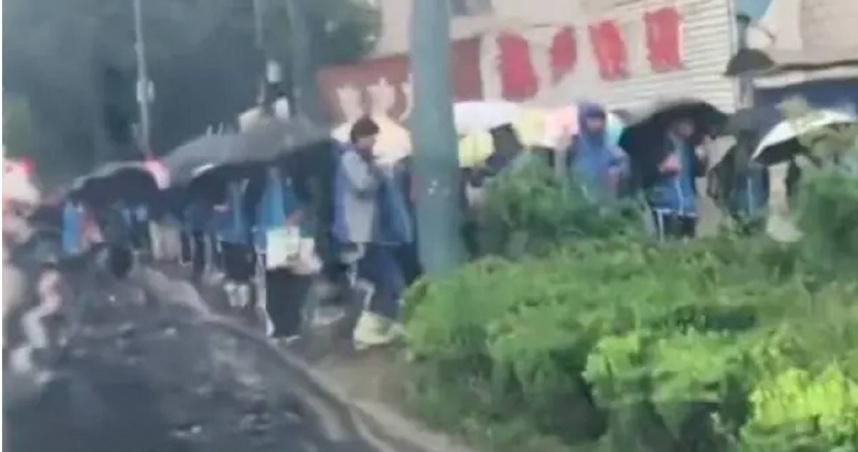 鐘聲沒響不准進校！中學讓「學生淋雨等門開」挨轟　教育局1原因逆風力挺