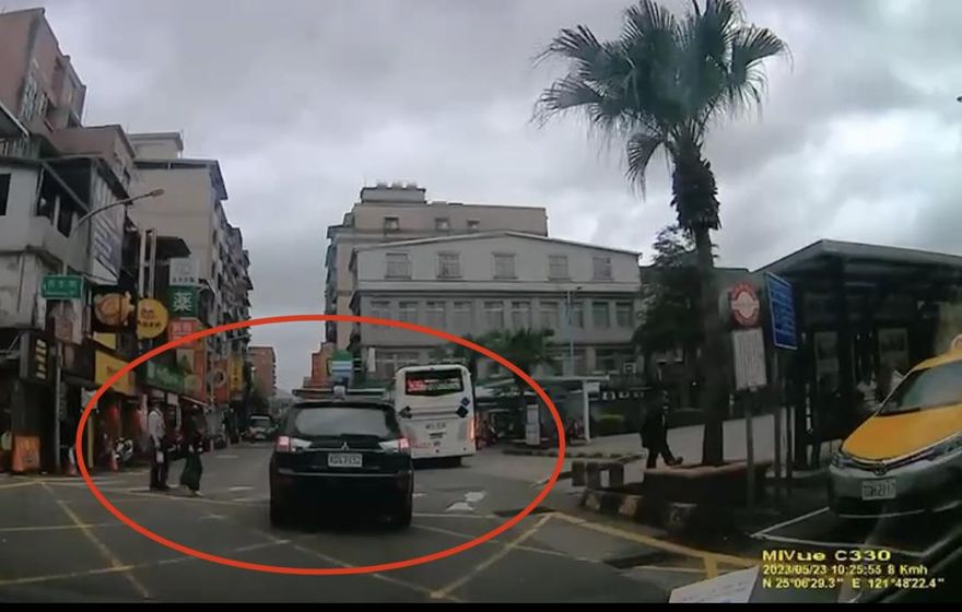 影/警車也不禮讓行人！瑞芳警車無視斑馬線行人　分局：開單兼懲處！