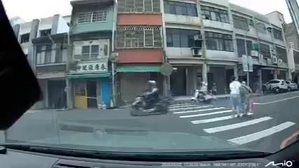 影/新竹阿嬤卡斑馬線44秒不敢過！　她下車協助也差點走不回來