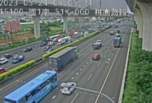 快訊/國1北向50k事故！大貨車車斗翻覆　下秒混凝土噴滿地…回堵5km塞爆