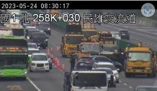 快訊/2轎車碰撞「佔2車道」嚴重圍堵　國1民雄戰備道北上交通打結中