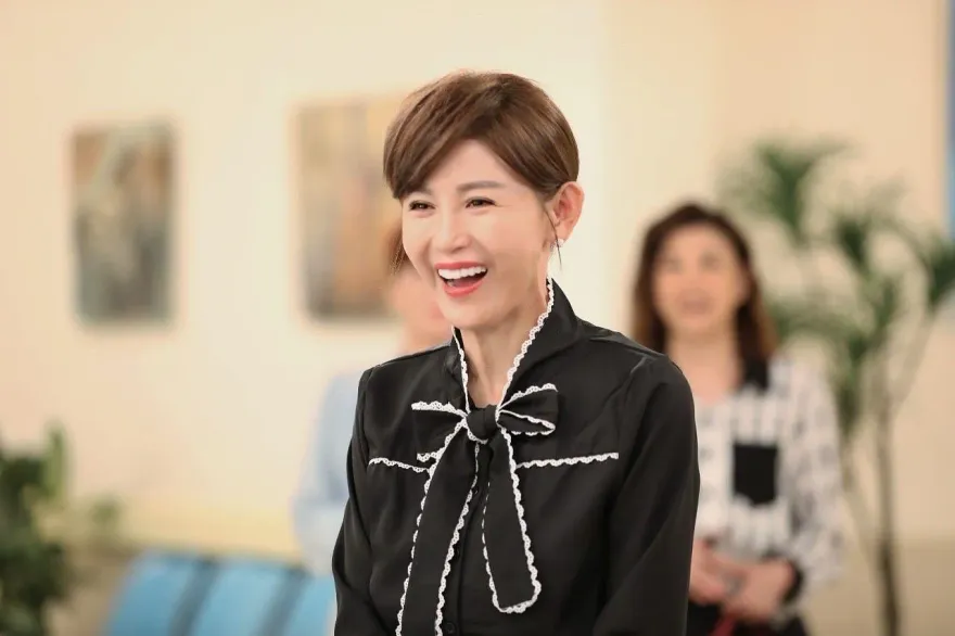 鄭仲茵拍戲驚傳意外！在攝影棚「突昏厥」緊急送醫…工作一度全停擺