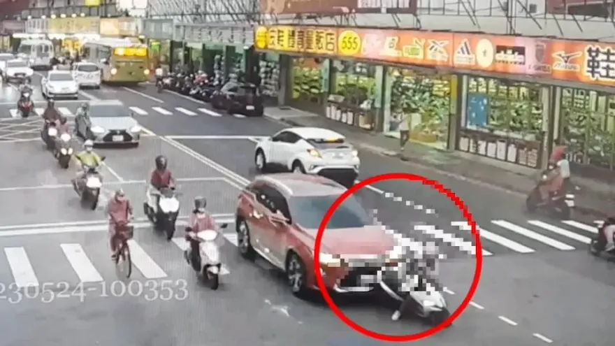 影/擊落片！新莊女騎士超車後鬼切　下秒遭汽車追尾落地