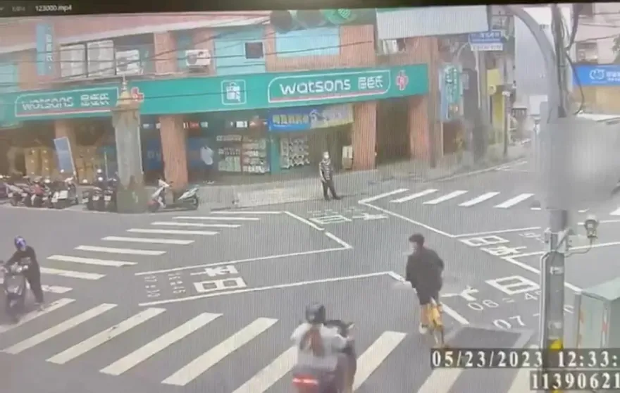 影/Ubike路口鬼切急左轉　機車煞不住將它擊落