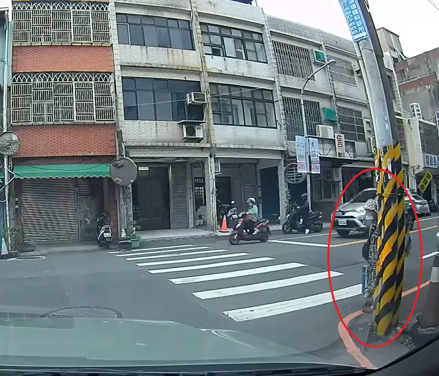 45秒30車！阿嬤嚇呆不敢過馬路　夫妻下車攙扶被讚爆：好人一生平安