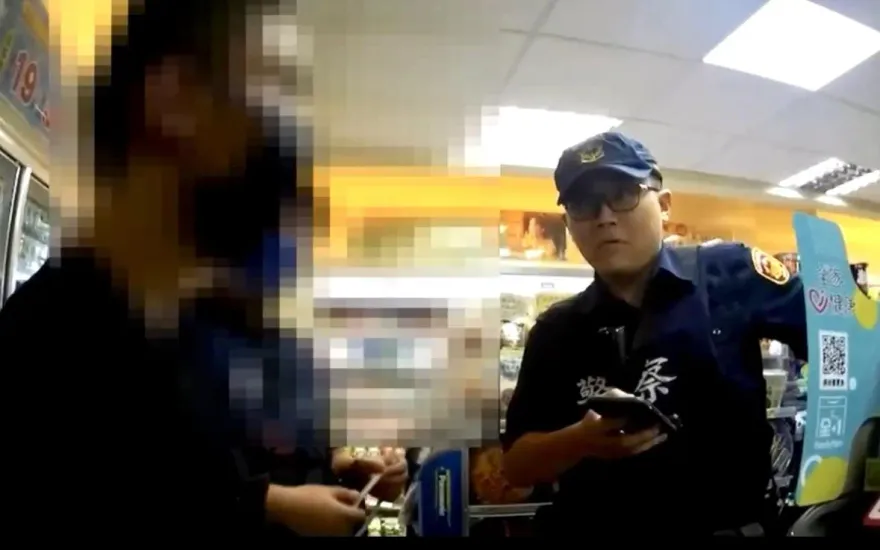 影/傻眼片！23歲軟爛男搶超商叫店員報案　見警束手就逮喊「想吃免錢飯」