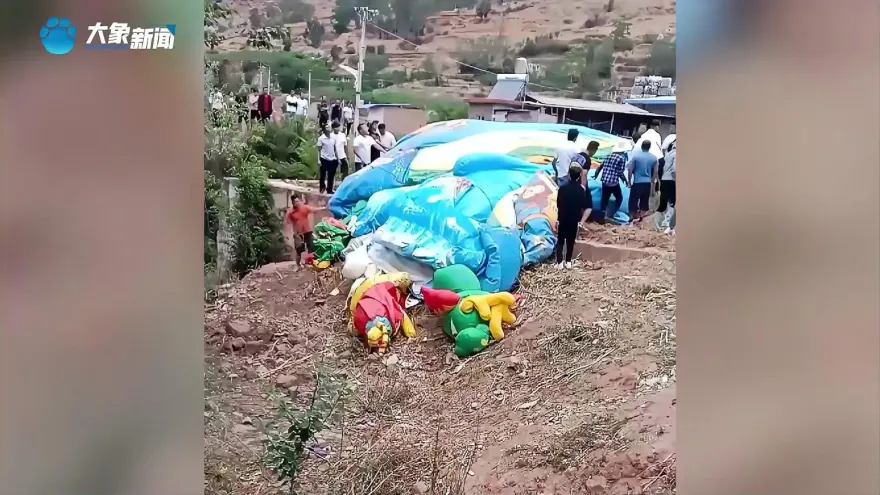 影/20秒龍捲風吹翻充氣城堡！6童遭「騰空托拽」狠摔地面受傷