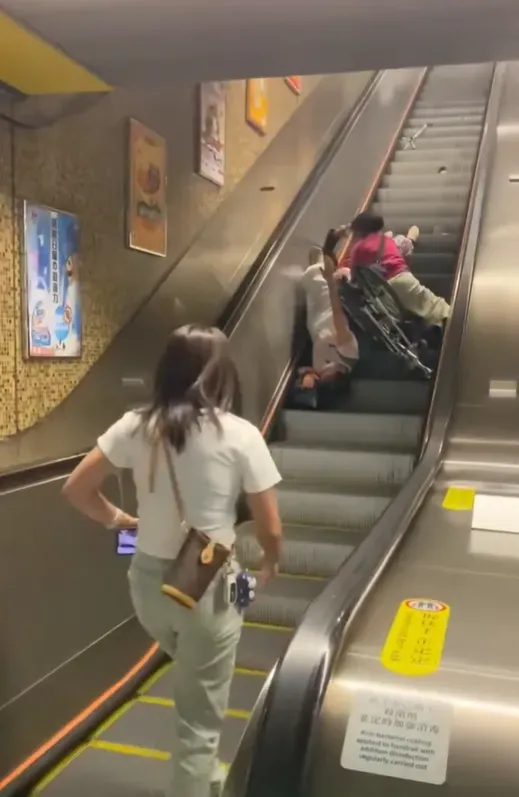 影/帶輪椅搭手扶梯…3人「倒栽蔥」倒下　路人見狀按緊急按鈕救援