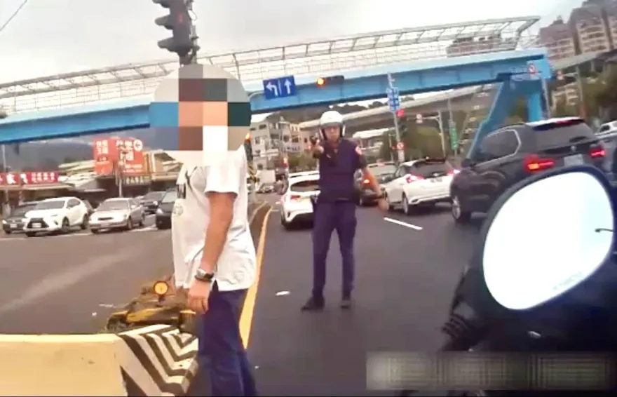 影/賓士車拒檢加速狂逃一路違規　警攔截圍捕拔槍逮毒蟲
