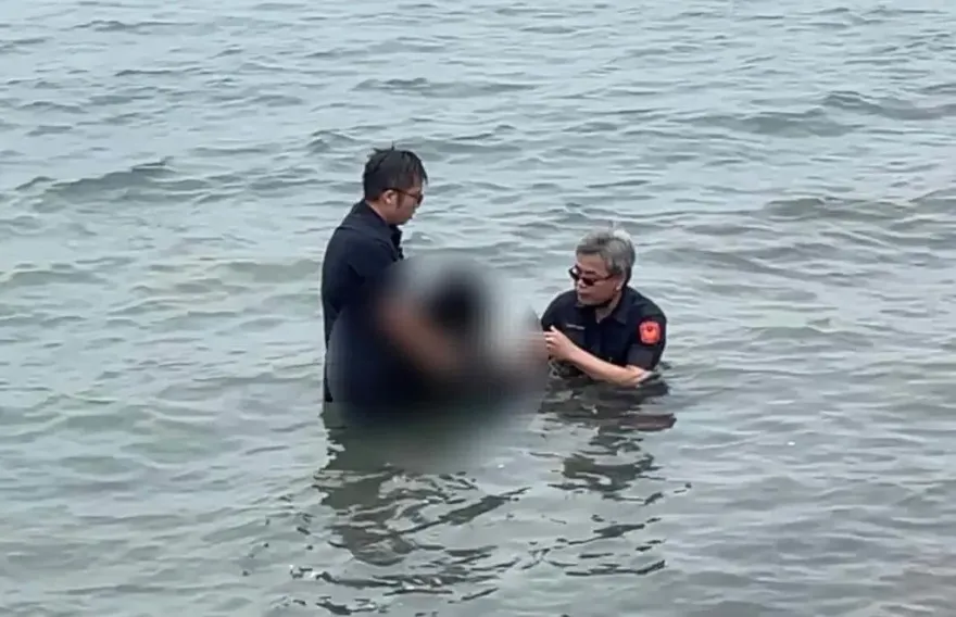 女友失聯竟「落海」！男衝警局求助　澎湖2警下海救援